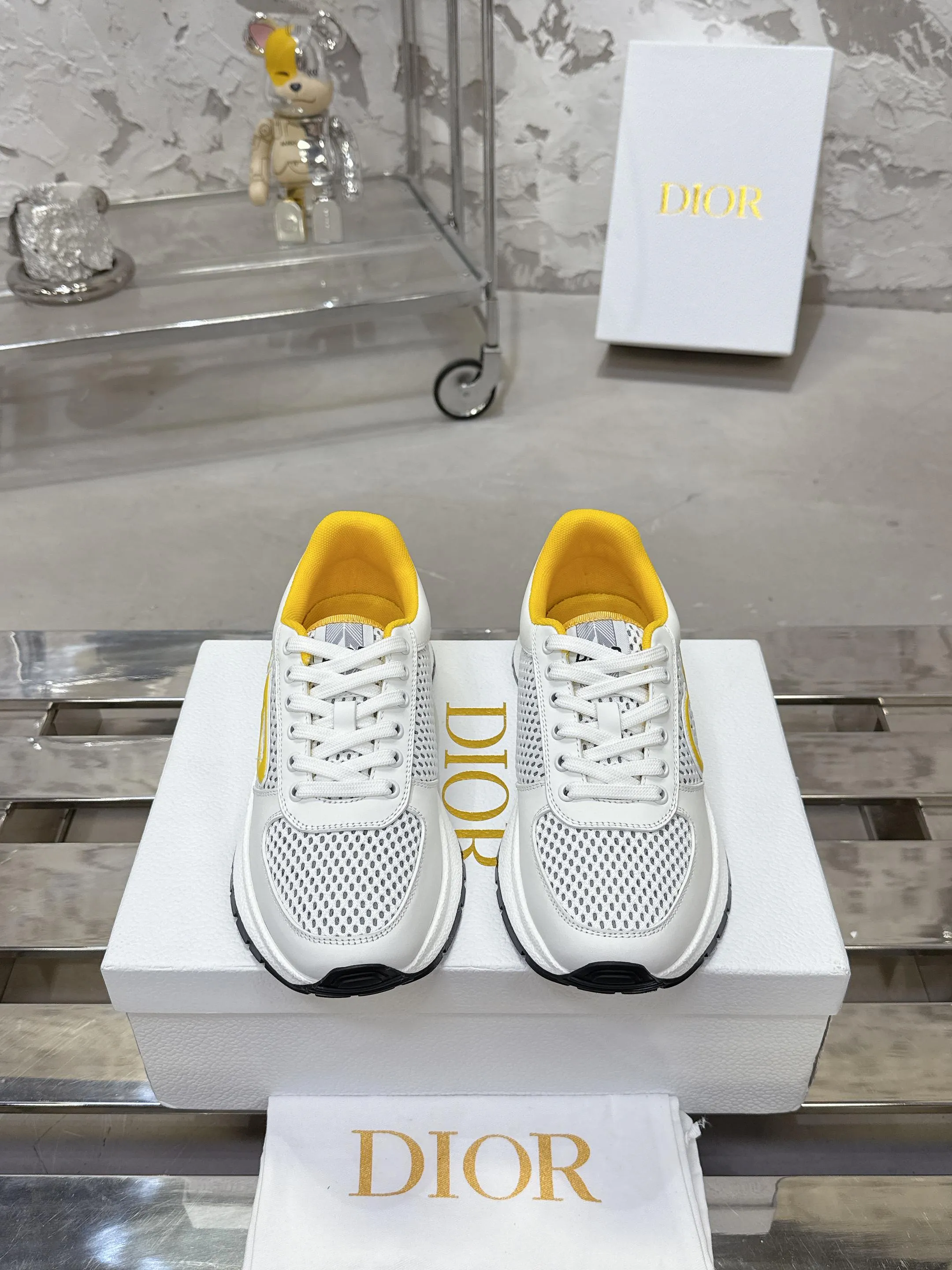 [Dior Dior] P: 640💰Couple model Size: Female: 35-40 (customized at 41), male 39-44. (customized at 45) 2025 Dior Dior autumn and winter new couple model, thick-soled casual sports shoes, originally purchased and developed to reinterpret the sports style with an elegant and fashionable shape. The upper is crafted from white mesh fabric and features the Christian Dior Paris signature on the laces and heel. The exquisite two-color sole is light and soft, which can add a high-end temperament to all kinds of casual looks. The delivery counter is exquisitely packaged🛍📦 ▪️Material: Original custom imported first-layer cowhide ▪️Inner lining: Imported soft sheepskin lining ▪️Sole: Original open-molded anti-slip rubber material ▪️Sole thickness: 4CM